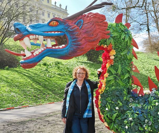 Petra Herrling in der Ausstellung „Blütenzauber“ im Blühenden Barock.