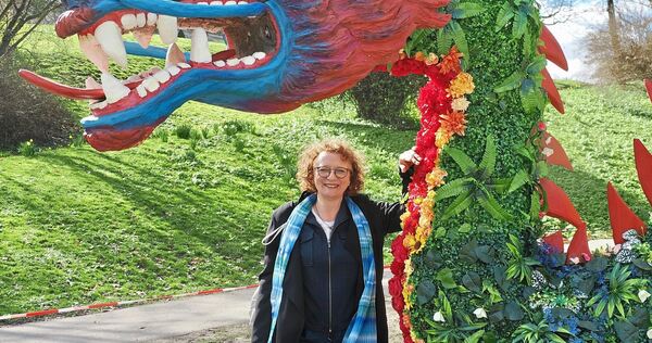 Petra Herrling in der Ausstellung „Blütenzauber“ im Blühenden Barock.