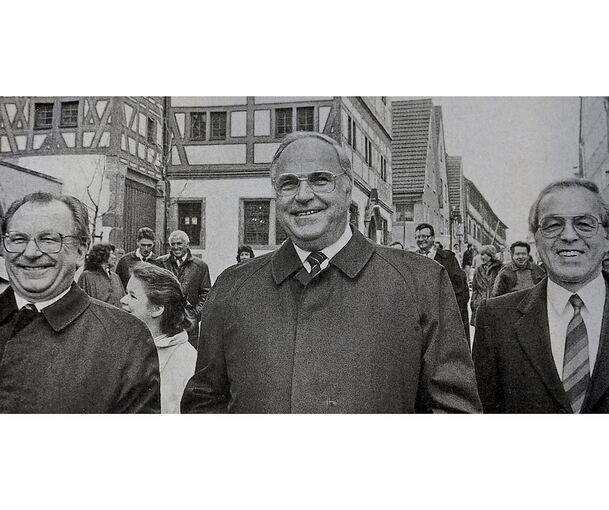 Manfred List mit dem damaligen Bundeskanzler Helmut Kohl und dem früheren Ministerpräsidenten Lothar Späth (links) in der Bietigheimer Fußgängerzone