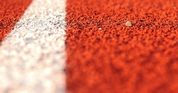 Der Tartanbelag und der Rasenplatz im Möglinger Stadion sind sanierungsbedürftig. Die Gemeinde hofft nun, mithilfe eines Sportstättenkonzepts die notwendigen Zuschüsse zu erhalten.