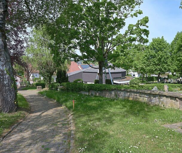 Nach dem Vorschlag der Schwarzen Jäger soll die Erinnerungsstätte im alten Teil des Friedhofs entstehen – und zwar an der Wegekurve vor der Mauer zwischen altem und neuem Friedhof.