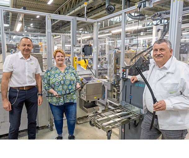 Steffen Gackenheimer, Susanne Neff und Matthias Möldner (von links) stehen bei Valeo in Bietigheim vor einer im vergangenen Jahr gelieferten Maschine, an der Wischblätter hergestellt werden.