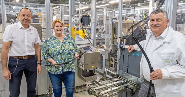 Steffen Gackenheimer, Susanne Neff und Matthias Möldner (von links) stehen bei Valeo in Bietigheim vor einer im vergangenen Jahr gelieferten Maschine, an der Wischblätter hergestellt werden.