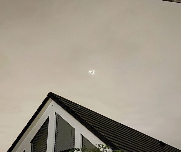 Ein Hubschrauber sucht nach den Flüchtigen.