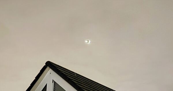 Ein Hubschrauber sucht nach den Flüchtigen.