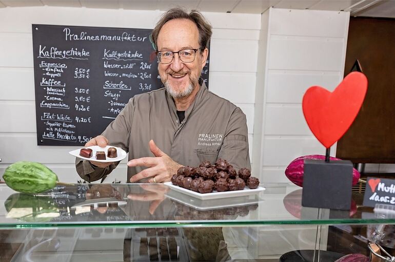 Andreas Rother vor der Auslage mit kleinen Köstlichkeiten: Die Pralinen stammen aus seiner Manufaktur in Oßweil.