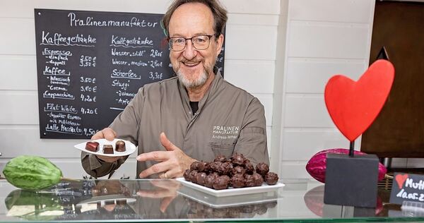 Andreas Rother vor der Auslage mit kleinen Köstlichkeiten: Die Pralinen stammen aus seiner Manufaktur in Oßweil.