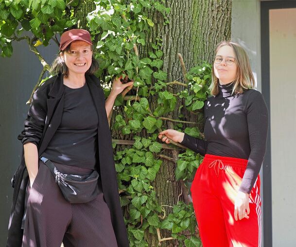 Handgemachte Kunst: „Novecento“-Regisseurin Kim Salmon (rechts) und Intendantin Christine Hofer im Theatergarten.