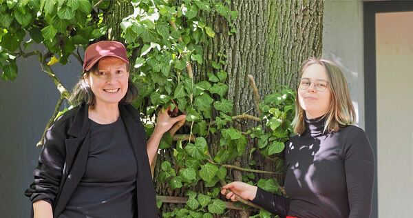Handgemachte Kunst: „Novecento“-Regisseurin Kim Salmon (rechts) und Intendantin Christine Hofer im Theatergarten.