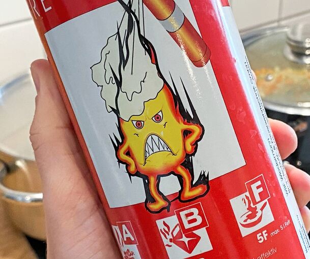 Der Mann wurde unter anderem mit Schaum aus einem Feuerlöscher besprüht.