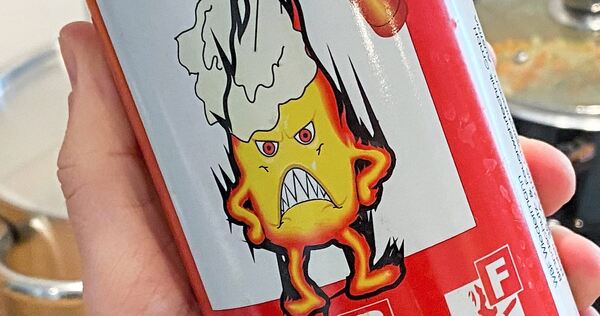 Der Mann wurde unter anderem mit Schaum aus einem Feuerlöscher besprüht.