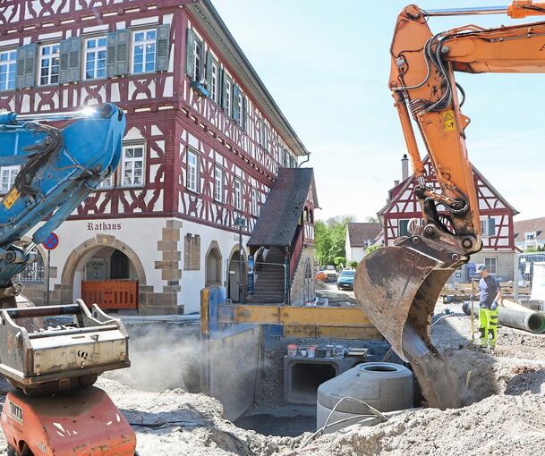 Die Bagger arbeiten direkt neben den historischen Gebäuden, diese sind extra abgesichert.
