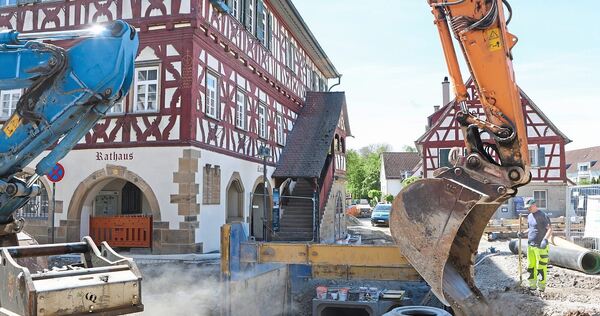 Die Bagger arbeiten direkt neben den historischen Gebäuden, diese sind extra abgesichert.