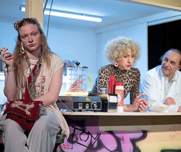 Unsichtbarer Elefant in der Pommesbude: „Gelbes Gold“ im Stuttgarter Kammertheater.