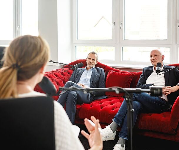 Oliver Schmider (links) und Andreas Eschbach auf der NewsCouch mit Chefredakteurin Ulrike Trampus.