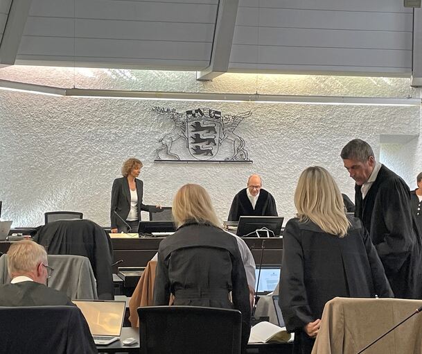 Am Landgericht Stuttgart hat der Prozess gegen Justizmitarbeiter wegen Korruption begonnen. Der Fall steht im Zusammenhang mit den Schüssen in Tamm vor einem Jahr.