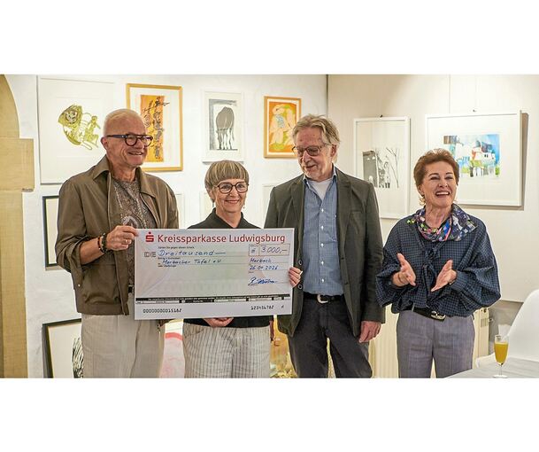 Scheckübergabe in der Galerie: Dr. Michael Herzog, Monika Schreiber, Gerhard Schreiber und Sigrid Ensslin (von links).