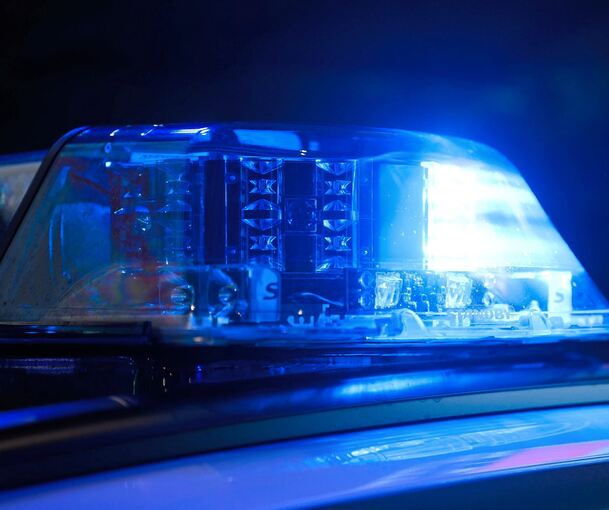 Das Blaulicht eines Polizeifahrzeugs blinkt.