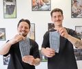 Yannik Thamm (links) und Max Windeisen von Depulse Sports präsentieren ihre brandneuen Produkte – flexible Schienbeinschoner aus Polyurethan.