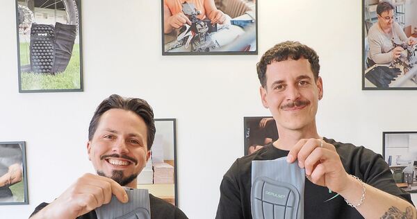 Yannik Thamm (links) und Max Windeisen von Depulse Sports präsentieren ihre brandneuen Produkte – flexible Schienbeinschoner aus Polyurethan.