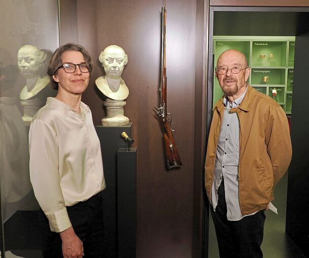 Sammler Günter Leidner übergibt die Exponate an die Leiterin des Ludwigsburg Museums, Alke Hollwedel.
