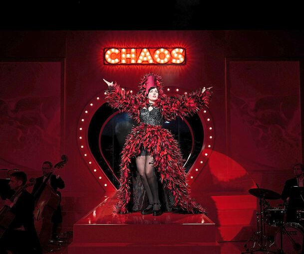 Lea Sophie Salfeld als Angel führt in der Pop-Oper „Chaos“ an der Join durch den Abend zwischen Cabaret, Club und Oper.
