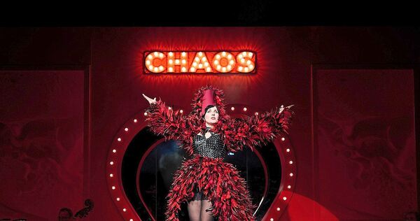 Lea Sophie Salfeld als Angel führt in der Pop-Oper „Chaos“ an der Join durch den Abend zwischen Cabaret, Club und Oper.