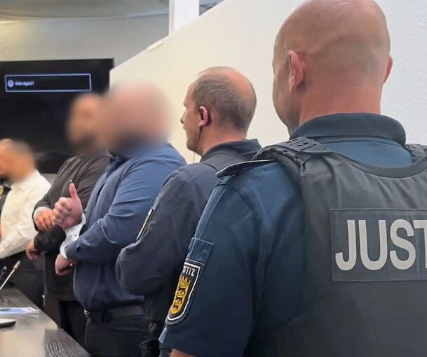 Die drei Inhaftierten auf der Stuttgarter Anklagebank: der ehemalige Justizhauptsekretär sowie derjenige, der direkt bei ihm Infos abfragte, und ein dritter, gegen den auch im Zusammenhang mit den Schüssen von Tamm ermittelt wird (von links).