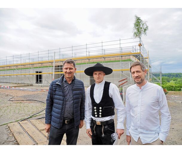 Richtfest an der Gemeindehalle Kirchberg: Bürgermeister Frank Hornek, Zimmermann Jonas Krasulsky und Architekt Rainer Streule freuen sich, dass bisher alles nach Plan läuft.