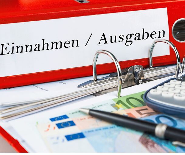 Im Ludwigsburger Rathaus stehen Einnahmen und Ausgaben genau auf dem Prüfstand. Die Haushaltslücke von mehreren Millionen Euro lässt sich indes nicht so einfach schließen.