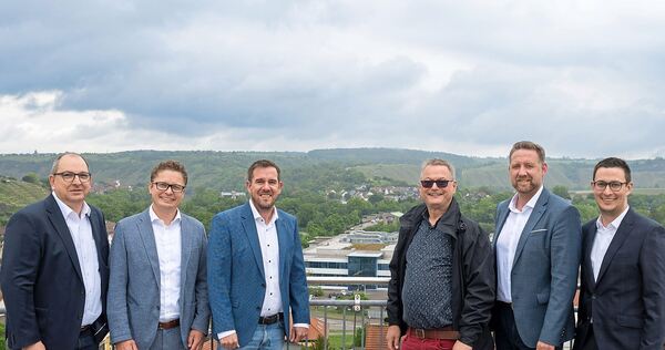 Sechs Bürgermeister vor der Neckarbrücke (von links): Uwe Seibold, Florian Bargmann, Boris Seitz, Jörg Frauhammer, Günther Pilz und Christoph Herre.