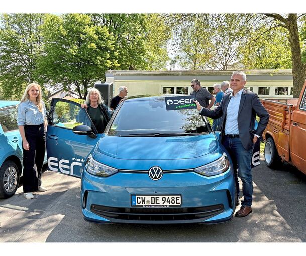 Klimaschutzmanagerin Florina Wolf, die stellvertretende Ortsvorsteherin Birgit Wahlers und Bürgermeister Holger Albrich freuen sich über das neue Angebot.