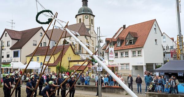 Ein Highlight ist die Zunftbaumaufstellung durch die Feuerwehr Oßweil, so wie hier letztes Jahr.