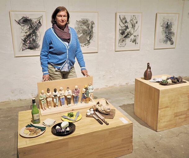 Kunstschulleiterin Heike Grüß präsentiert die Ausstellung.