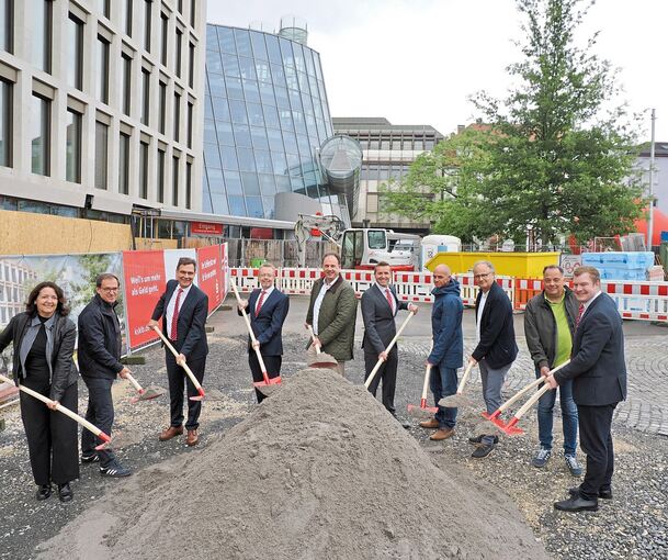 Große Vorfreude auf den neuen Schillerplatz: Beim symbolischen Spatenstich griffen KSK-Vorstandsvorsitzender Heinz-Werner Schulte (vierter von links) und Oberbürgermeister Matthias Knecht (fünfter von links) mit Projektbeteiligten und KSK-Verantwortl