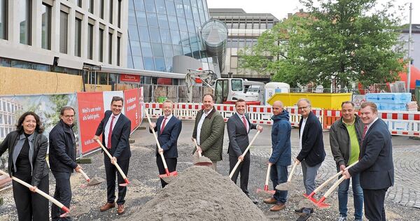 Große Vorfreude auf den neuen Schillerplatz: Beim symbolischen Spatenstich griffen KSK-Vorstandsvorsitzender Heinz-Werner Schulte (vierter von links) und Oberbürgermeister Matthias Knecht (fünfter von links) mit Projektbeteiligten und KSK-Verantwortl