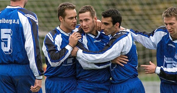 So war das früher beim SGV Freiberg: Markus Lang (Mitte) trifft, Marcus Wenninger (Nummer 5) eilt zur Gratulation herbei. Rechts im Bild der heutige Trainer des Bezirksliga-Meisters SV Germania Bietigheim, Holger Ludwig. Am Ende der Saison 2000/01 si