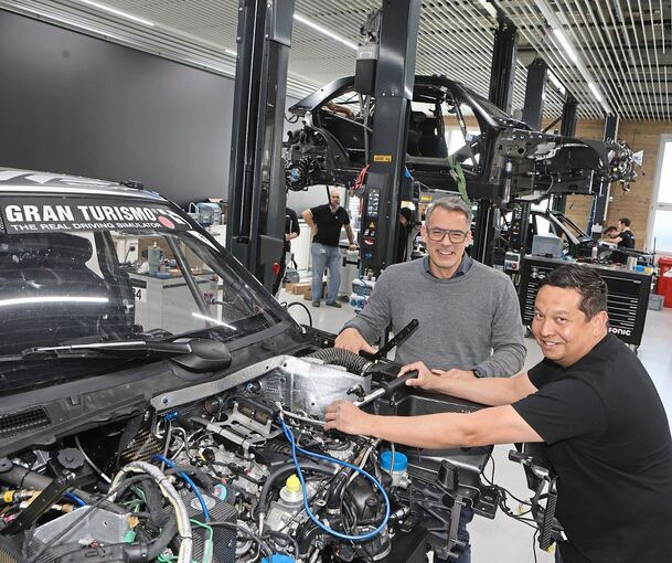 Dieses Fahrzeug und jenes im Hintergrund gehen, zusammen mit einem dritten, beim 24-Stunden-Rennen auf dem Nürburgring an den Start: Gordian von Schöning (links), Technikchef bei HWA, und Ridho Schmidt, Teamleiter für Prototypen und Sonderfahrzeuge,