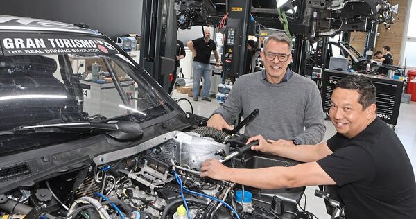 Dieses Fahrzeug und jenes im Hintergrund gehen, zusammen mit einem dritten, beim 24-Stunden-Rennen auf dem Nürburgring an den Start: Gordian von Schöning (links), Technikchef bei HWA, und Ridho Schmidt, Teamleiter für Prototypen und Sonderfahrzeuge,