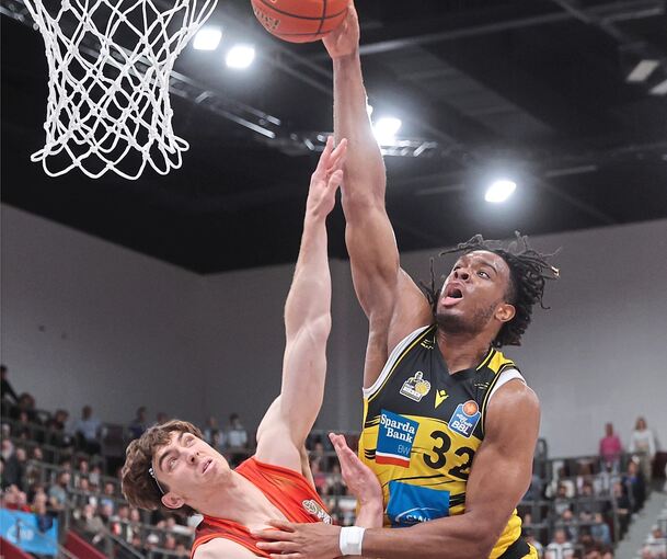 Keeshawn Kellman (rechts) setzt gegen Bayerns Justinian Jessup zum Dunk an.