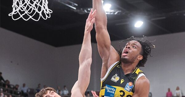 Keeshawn Kellman (rechts) setzt gegen Bayerns Justinian Jessup zum Dunk an.