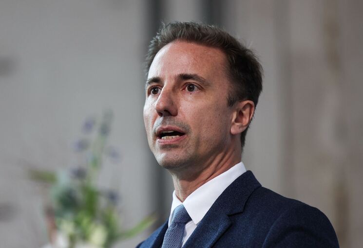 Opel-Chef Florian Huettl holt sich technologische Hilfe in China.