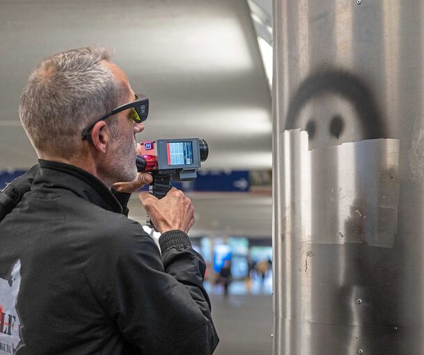 Sebastian Wolf rückt Graffiti mit dem Laser zu Leibe.