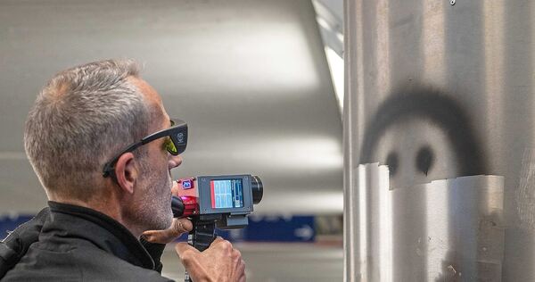 Sebastian Wolf rückt Graffiti mit dem Laser zu Leibe.