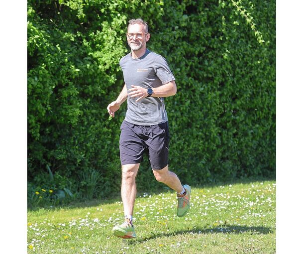 „Gerade am Anfang entscheidet sich, ob Laufen zu einer Gewohnheit wird – oder zu einer kurzen Phase mit Frust oder Verletzungen.“ Mathias Wengert gibt Tipps zum Joggen.
