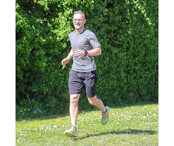 „Gerade am Anfang entscheidet sich, ob Laufen zu einer Gewohnheit wird – oder zu einer kurzen Phase mit Frust oder Verletzungen.“ Mathias Wengert gibt Tipps zum Joggen.
