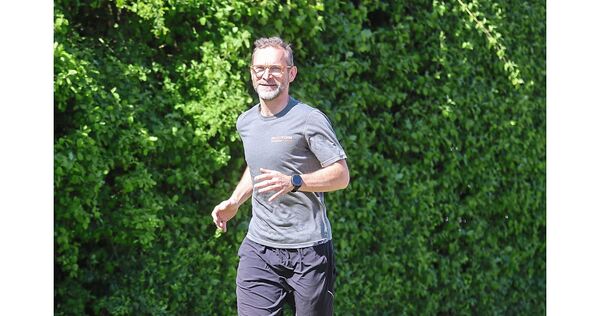 „Gerade am Anfang entscheidet sich, ob Laufen zu einer Gewohnheit wird – oder zu einer kurzen Phase mit Frust oder Verletzungen.“ Mathias Wengert gibt Tipps zum Joggen.