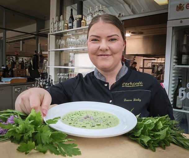Küchenchefin Laura Leidig erntete die Kräuter für die Gartenschaumsuppe immer frisch.
