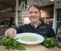Küchenchefin Laura Leidig erntete die Kräuter für die Gartenschaumsuppe immer frisch.