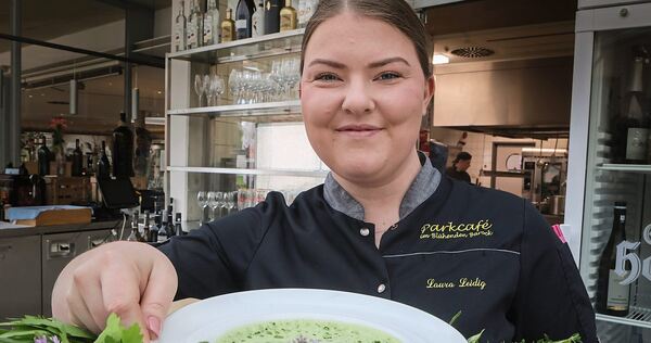 Küchenchefin Laura Leidig erntete die Kräuter für die Gartenschaumsuppe immer frisch.